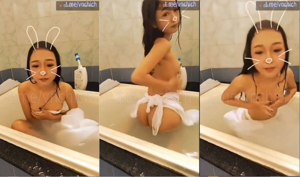Ang isang clip ng isang batang estudyante na nagpapakita ng kanyang mga paninda habang naliligo ay ipinakita