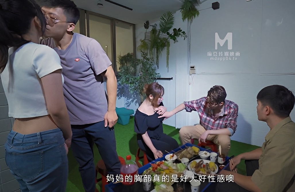 Families gather for group sex on Mid-Autumn Festival night