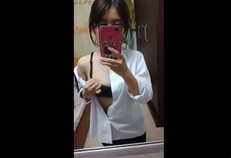 안경을 쓴 학생이 자유롭게 가슴을 가지고 논다