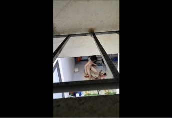 Lên nóc nhà bắt được sóng em hàng xóm đang sung sướng