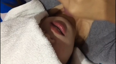 妻は夫を甘やかすのが大好き、美しい口は良いフェラを与えます