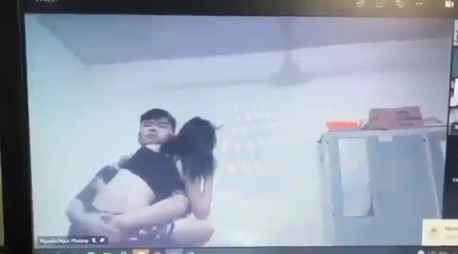 Làm tình với bạn trai lúc học online quên tắt cam