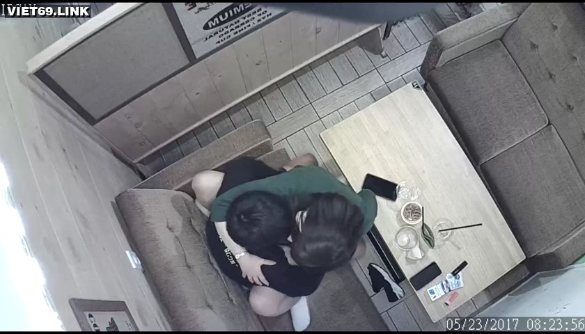 카메라는 밀크티 가게에서 빌어 먹을 장면을 녹화했습니다.