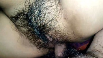 어둠 속에서 어린 변발을 뚫으세요