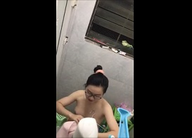 Lên nóc nhà bắt được con gà ngọt nước