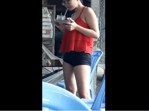 Lén quay em nhân viên quán caffe