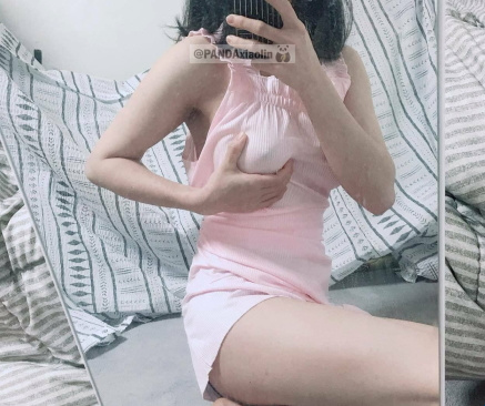 สาววัยรุ่นโชว์หีน้องใหม่ของเธอและจริงจังกับหีของเธอ