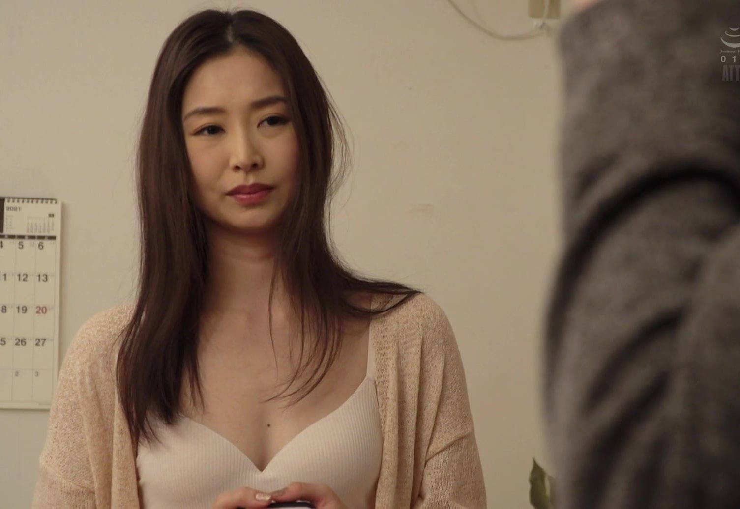 아버지에게 학대를 받고 가출해 담임인 나츠메 이로하의 집으로 갔다.